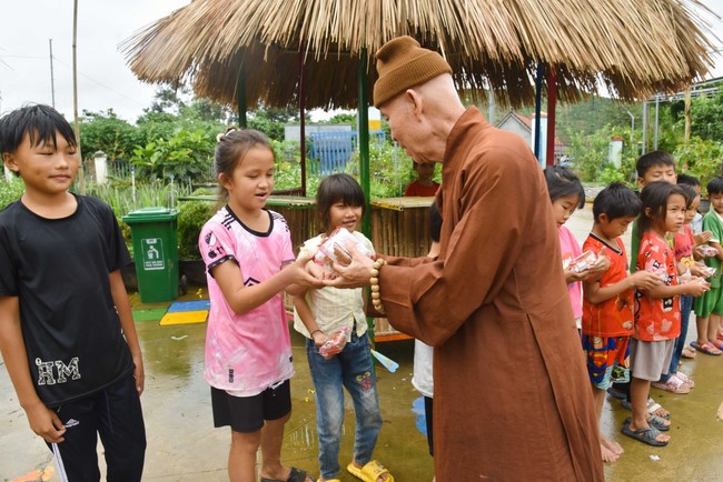Ban Từ thiện: Tặng quà Trung Thu cho các em học sinh ở Đắk Som, Đăk Nông